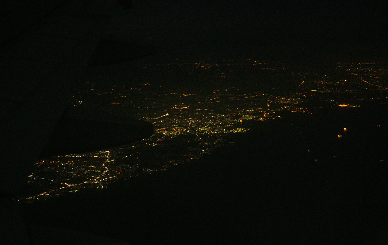 SEL35F28Z　飛行機の窓から夜景１