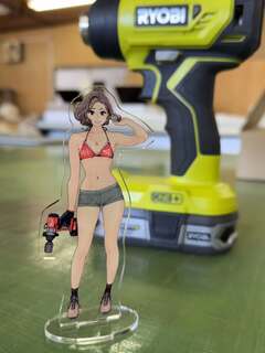 カラフルブレインさんに無茶振りした新刊セット用Milktank整備見栄子アクスタ爆誕の図が送られてきた。大きさは12cmくらい